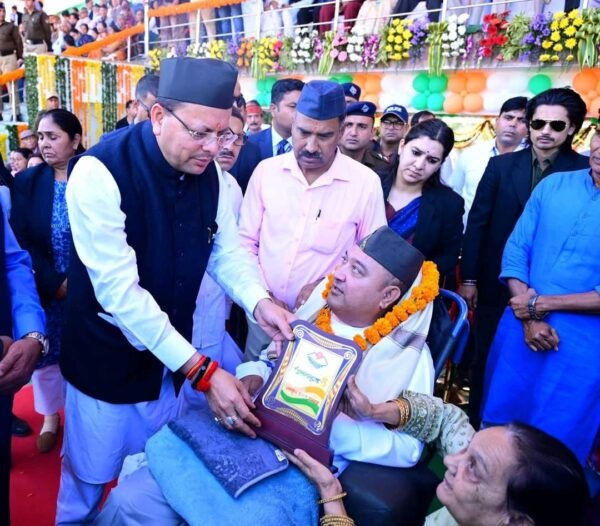 मुख्यमंत्री धामी ने उत्तराखण्ड राज्य के शहीद आंदोलनकारियों को पुष्पांजलि अर्पित कर दी श्रद्धांजलि 