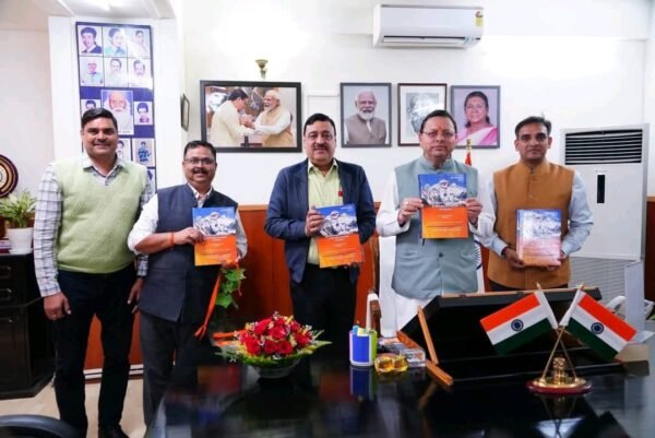 मुख्यमंत्री धामी ने शासनादेशों के संकलन पुस्तक का किया विमोचन 