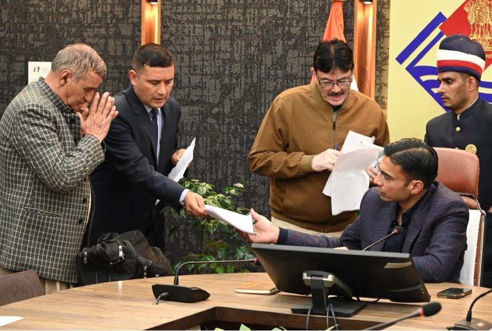 डीएम जनदर्शन : रिश्ते तार-तार, बेटी ने 93 वर्षीय पिता के खाते से 10 लाख उड़ाए, बेटे ने धोखे से बनाई वसीयत