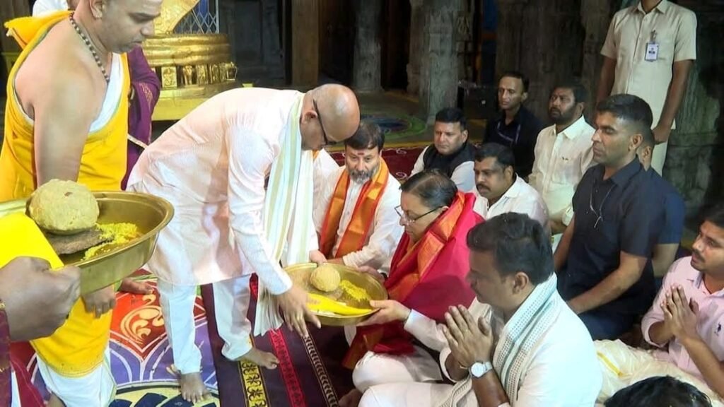 मुख्यमंत्री धामी ने श्री तिरुपति बालाजी मंदिर में भगवान वेंकटेश्वर से प्रदेश की खुशहाली की करी कामना 
