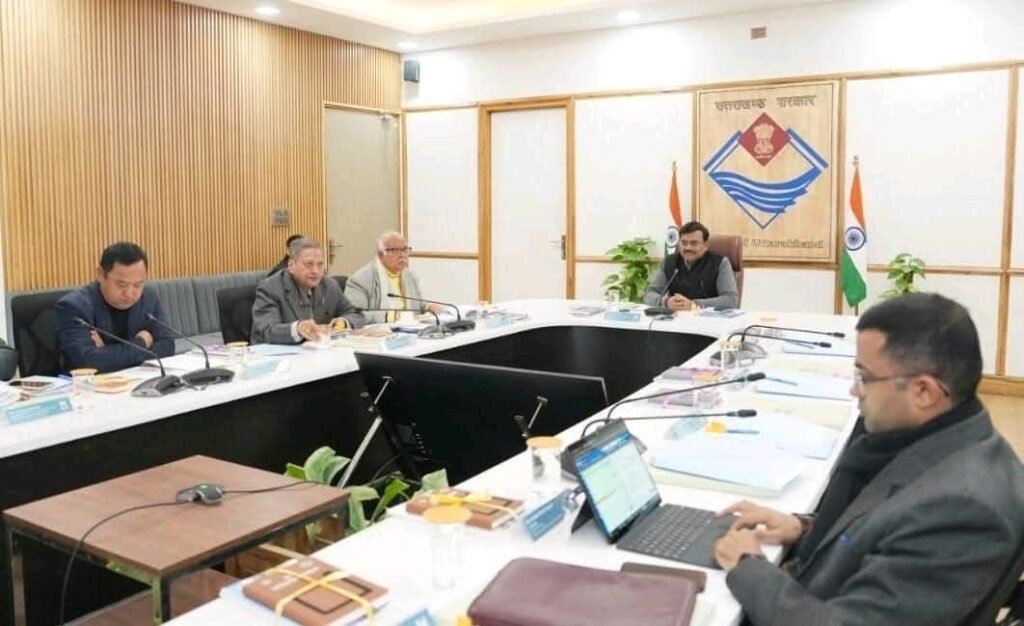 केदारनाथ पुनर्निर्माण एवं बद्रीनाथ मास्टर प्लान के सम्बन्ध में मुख्य सचिव आनन्द बर्द्धन ने जिलाधिकारियों के साथ की बैठक