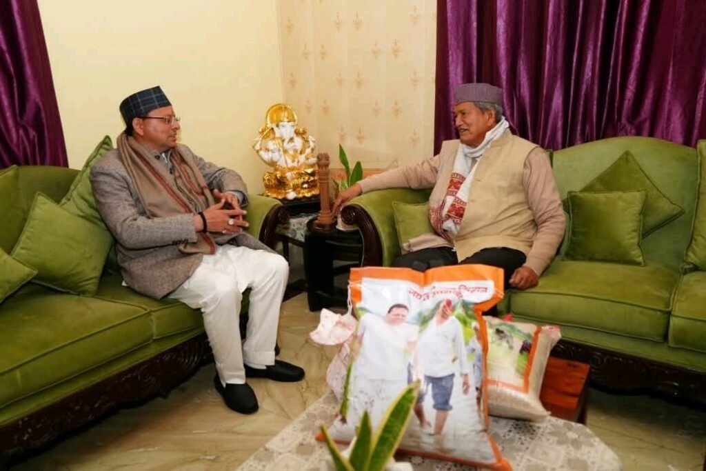 मुख्यमंत्री धामी ने पूर्व मुख्यमंत्री हरीश रावत से की भेंट , दोनों नेताओं ने जाना एक-दूसरे का हाल
