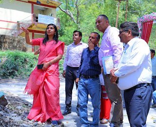 गरुड़चट्टी-नीलकंठ मोटर मार्ग का पैचवर्क हर हाल में 15 मई तक पूरा करें अधिकारी – डीएम स्वाति एस. भदौरिया