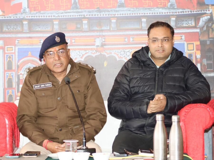 बदरीनाथ धाम की यात्रा को लेकर डीएम एवं एसपी ने किया पुलिस अधिकारियों और जवानों को ब्रीफ