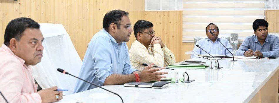 डीएम गौरव कुमार ने जिला गंगा संरक्षण समिति की बैठक में अधिकारियों को दिए सख्त निर्देश, सहायक नदियों में ही रोका जाए प्लास्टिक और ठोस अपशिष्ट