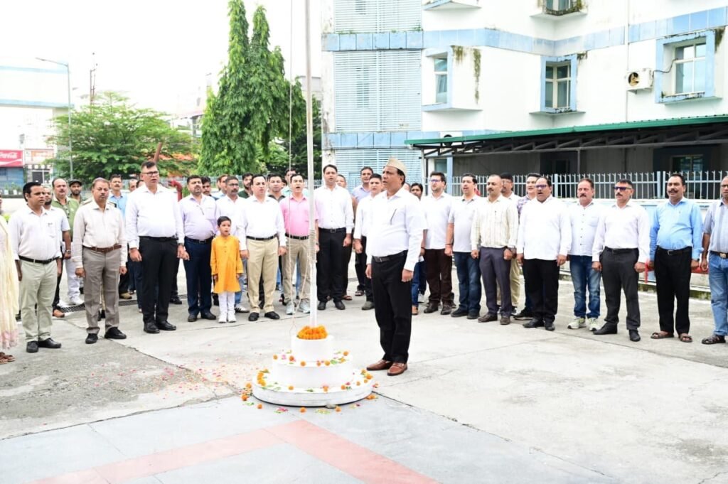 महानिदेशक बंशीधर तिवारी ने सूचना एवं लोकसंपर्क विभाग में किया ध्वजारोहण, अधिकारियों-कर्मचारियों से कर्तव्यनिष्ठा और पारदर्शिता से कार्य करने का आह्वान