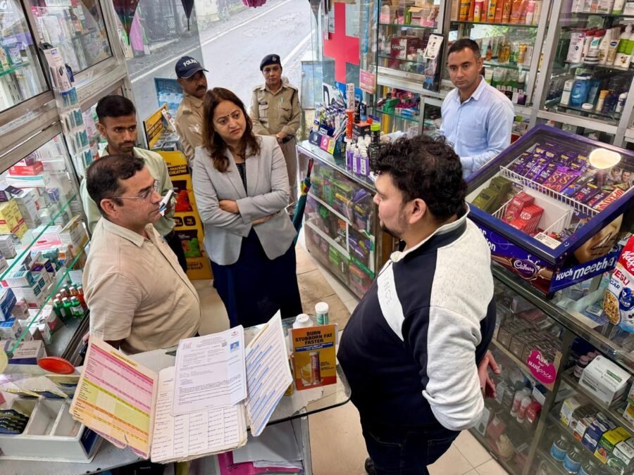 मसूरी में मेडिकल स्टोरों पर संयुक्त औचक निरीक्षण, तीन प्रतिष्ठानों में दवा बिक्री पर रोक