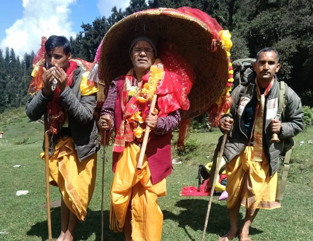 नंदा से मिले धर्मभाई लाटू, छलछला उठीं आंखें
