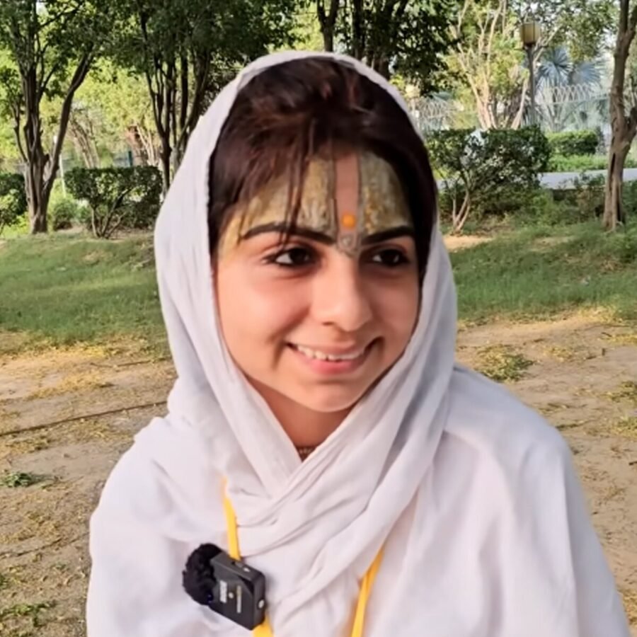 एक्टिंग की चमक छोड़ी, पकड़ी राधा नाम की ओट: टीवी एक्ट्रेस एना जयसिंघानी अब वृंदावन में बनीं साध्वी